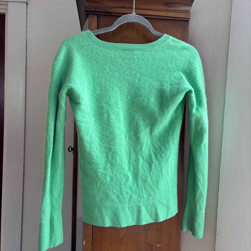 Allude Lime Green Cashmere V Neck Pullover Sweater Womens SZ Medium - Picture 6 of 6